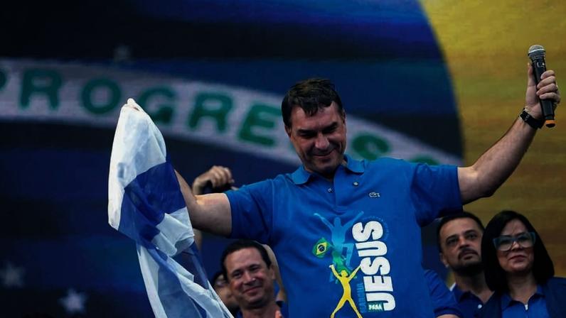 O senador Flávio Bolsonaro (PL), durante a Marcha para Jesus, na semana passada, em SP