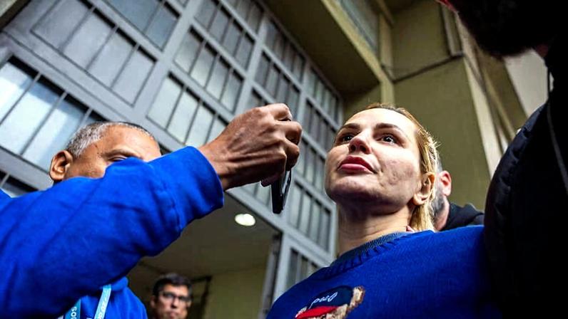 Deolane Bezerra deixa a sede da Delegacia-Geral da Polícia Civil de SP e segue para o Penitenciária Feminina de Santana; ela foi presa sob suspeita de lavagem de dinheiro do PCC e organização criminosa
