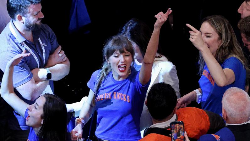 Taylor Swift comemora com Alana Haim e Este Haim após vitória do New York Knicks no Madison Square Garden