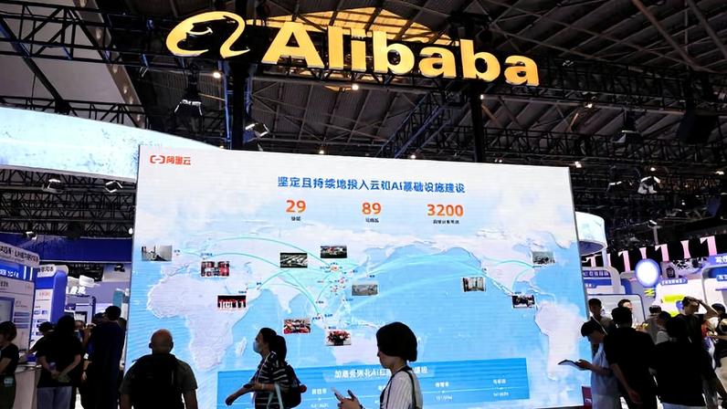 Pessoas visitam estande da Alibaba em feira de inteligência artificial em Xangai, na China