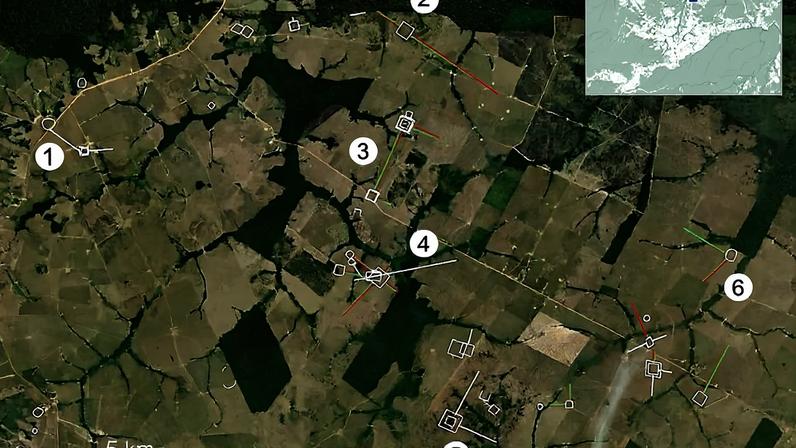Estruturas arqueológicas e estradas antigas no Acre; as linhas brancas são grandes desenhos geométricos e estradas estreitas, enquanto as verdes e vermelhas correspondem a estradas largas