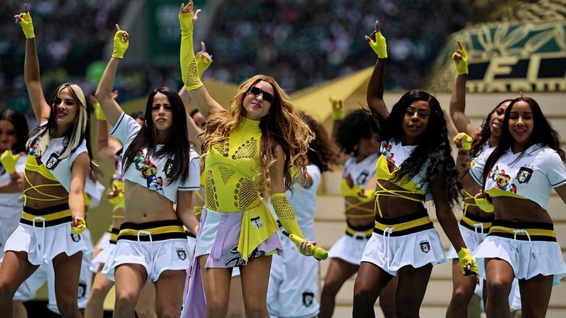 Shakira se apresenta no Estádio Azteca, na abertura da Copa