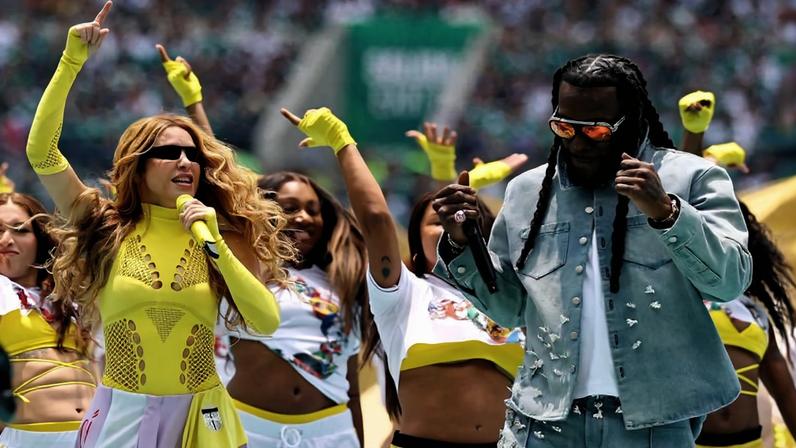 Os cantores Shakira e Burna Boy no show de abertura da Copa do Mundo de 2026 no estádio Azteca, na Cidade do México