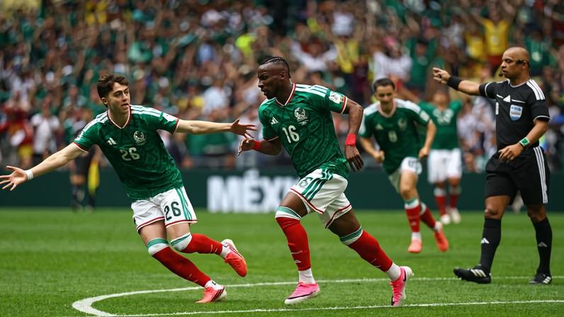 Julián Quiñones (16) celebra gol sobre a África do Sul no Azteca