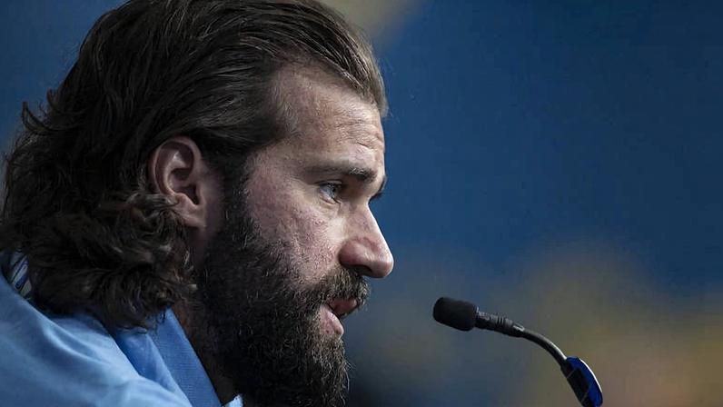 Goleiro Alisson em entrevista no hotel em que a seleção brasileira está hospedada