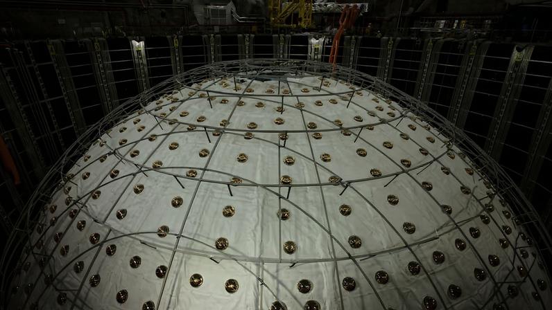 O detector do projeto Juno, abaixo de uma colina próxima à cidade de Kaiping, na província de Guangdong, no sul chinês