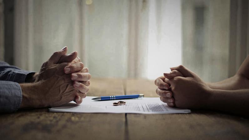 Contratos de namoro crescem entre divorciados e viúvos após os 50 anos; divorciados e viúvos que iniciam novas relações estão entre os principais usuários