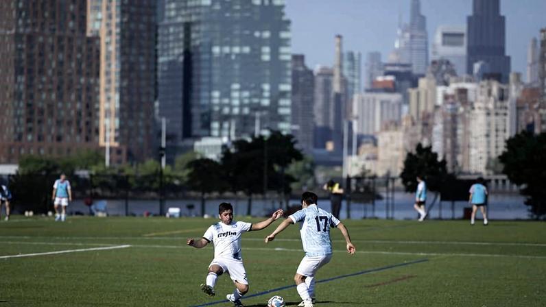 Migrantes da Guatemala jogam futebol no parque de Randall's Island, em Nova York - Eduardo Anizelli - 7.jun.26 / Folhapress