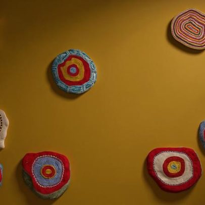 Camila Sposati explora a terra com telas e esculturas em exposição