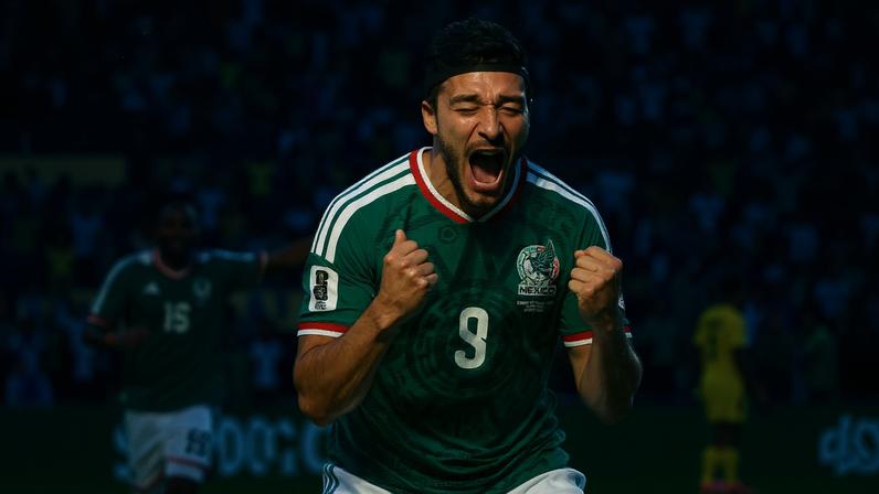 Raul Jimenez celebra o segundo gol do México contra a África do Sul na abertura da Copa do Mundo: Globo e SBT alavancaram seus números com o jogo