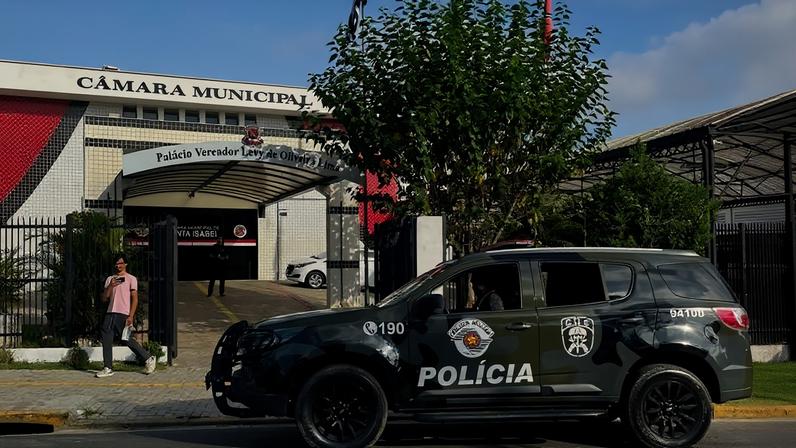 Carro da Polícia Civil durante operação contra a infiltração do PCC em Câmaras Municipais da Grande São Paulo
