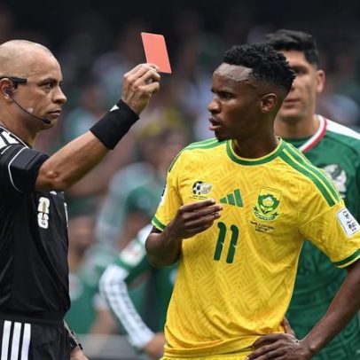 Árbitro brasileiro fica a um cartão vermelho de igualar expulsões na Copa
