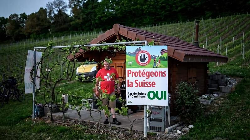 Olivier Agassis, vinicultor e militante do Partido Popular Suíço, faz campanha pelo 'sim' a um teto populacional no país, em Bavois, região oeste da Suíça