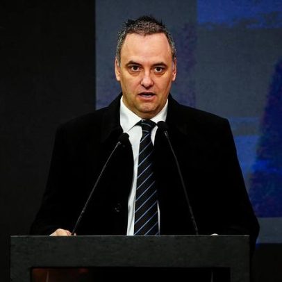 Chefe de gabinete de Milei admite não declarar US$ 500 mil após negar