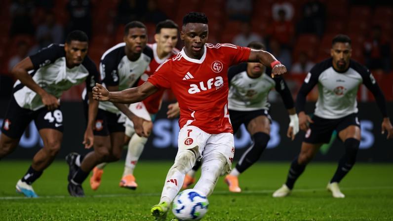 Jogador do Internacional Johan Carbonero vestindo camiseta com patrocínio master da Alfa Bet, em outubro de 2025