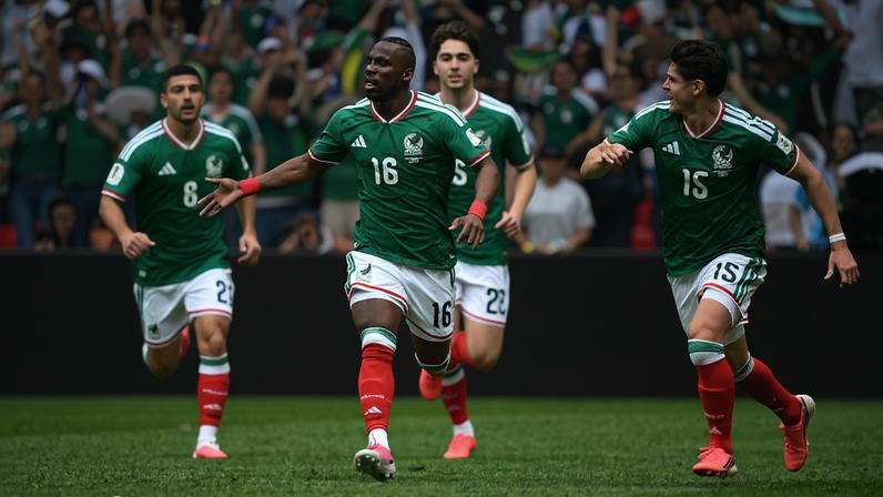 Julián Quiñones, ao centro, autor do primeiro gol do México no jogo inaugural da Copa do Mundo