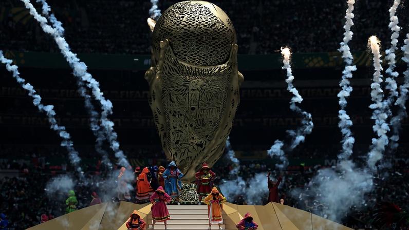 Artistas participam da cerimônia de abertura da Copa do Mundo na Cidade do México, no México, nesta quinta-feira (11)