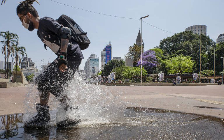 Patinador na praça Roosevelt, na região da Consolação, em São Paulo; na época da pandemia, espaço foi enfeitado com cataventos para lembrar as vítimas da Covid-19.
