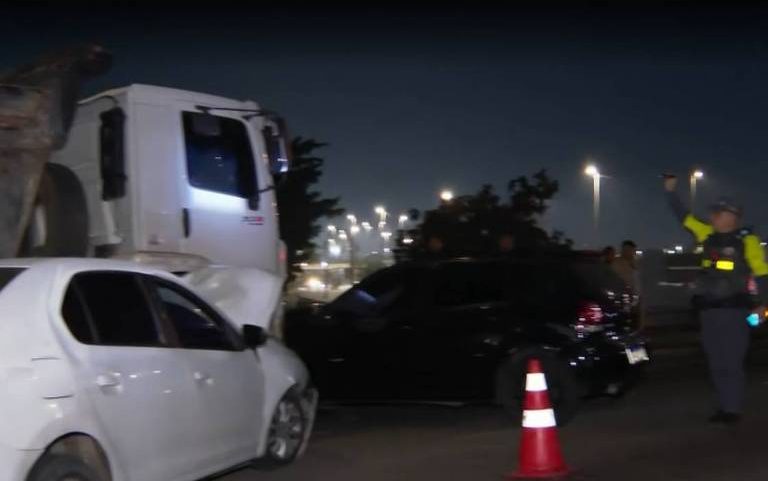 Caminhões bateram em carros na ponte Aricanduva, na zona leste de SP