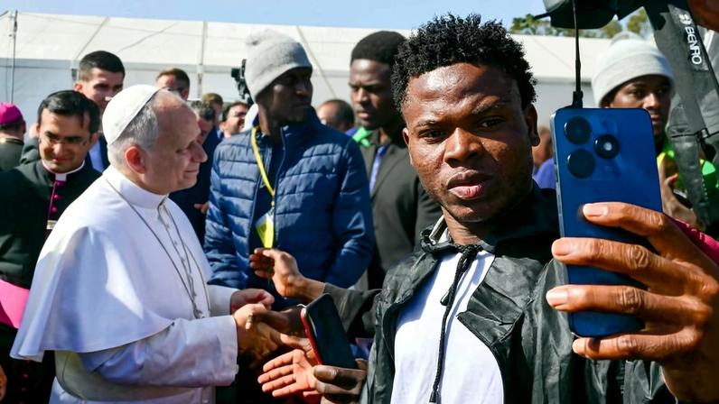 Papa Leão 14 cumprimenta migrantes durante viagem às Ilhas Canárias, na Espanha