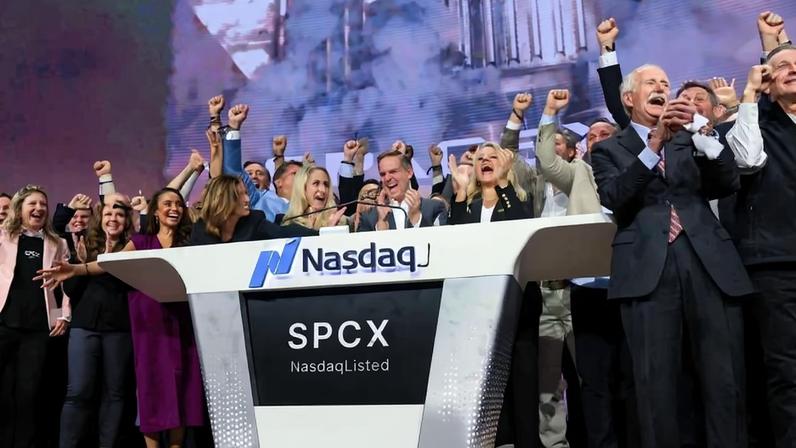 Bret Johnsen (centro), diretor financeiro da SpaceX, e Gwynne Shotwell (centro à direita), presidente e diretora de operações da SpaceX, comemoram com os funcionários da SpaceX o toque do sino de abertura no Nasdaq MarketSite para celebrar o lançamento do IPO da SpaceX em Nova York, em 12 de junho de 2026