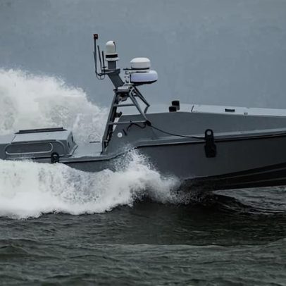 Drone marítimo resgata tripulantes após helicóptero abatido no Hormuz