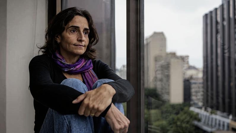 A arquiteta Tatiana Fló Cosenza, que já passou por três situações de esgotamento ligadas a trabalho; hoje, com seu escritório, ela prioriza a saúde mental