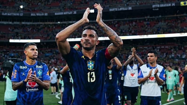 O lateral Danilo durante o amistoso da Seleção