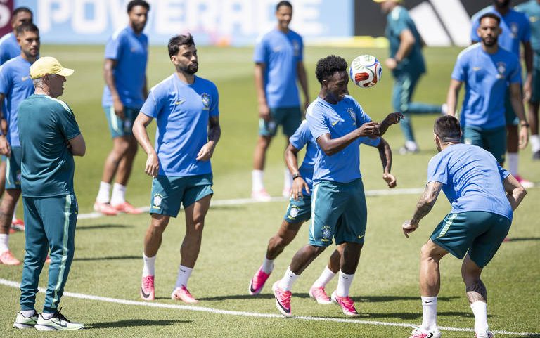 O técnico Carlo Ancelotti observa roda de bobinho no último treino da seleção brasileira antes de sua estreia na Copa do Mundo, contra Marrocos