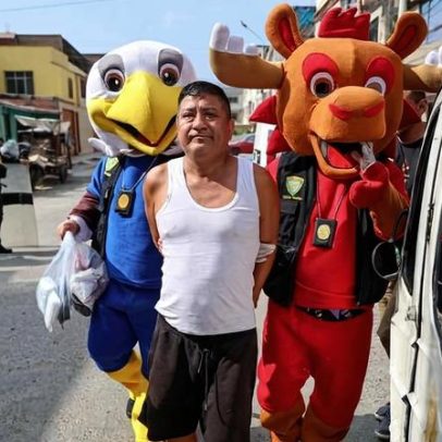 Polícia do Peru usa fantasias de mascotes da Copa em operação antidrogas vídeo
