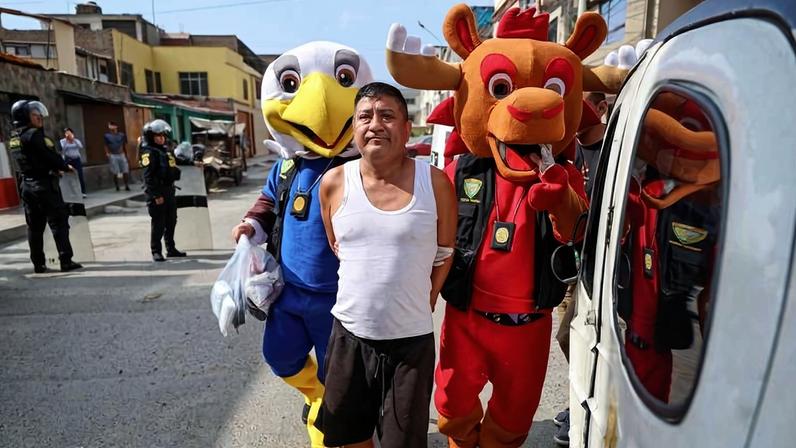 Suspeito de tráfico de drogas preso em Lima, capital peruana, por policiais fantasiados como mascotes da Copa