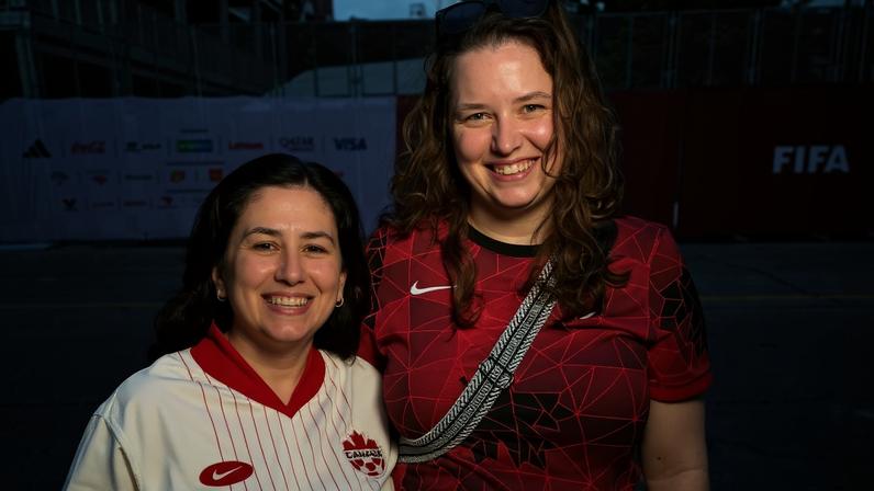 As amigas Alanna Tees, 25, e Christina Khidhir, 26, durante a estreia da Copa do Mundo no Canadá