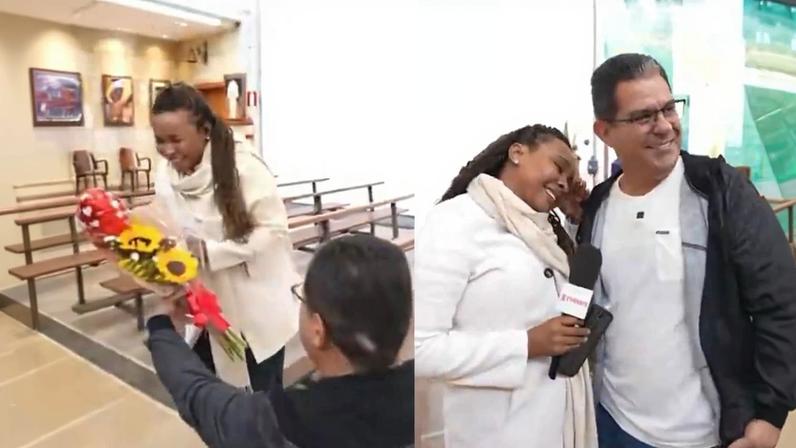 À esquerda, mulher sorridente recebe buquê de flores de pessoa sentada em banco. À direita, mesma mulher segura microfone e apoia cabeça no ombro de homem sorridente, ambos em ambiente interno.