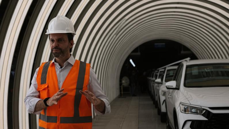 O vice-presidente sênior da BYD no Brasil, Alexandre Baldy, durante uma apresentação na linha de produção da empresa em Camaçari, na Bahia