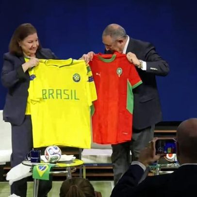 Embaixadora do Brasil nos EUA entrega camisa não oficial da seleção ao diplomata marroquino