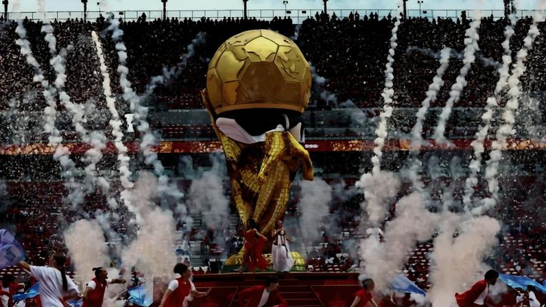 Taça da Copa aparece no gramado do Estádio de Toronto durante cerimônia de abertura