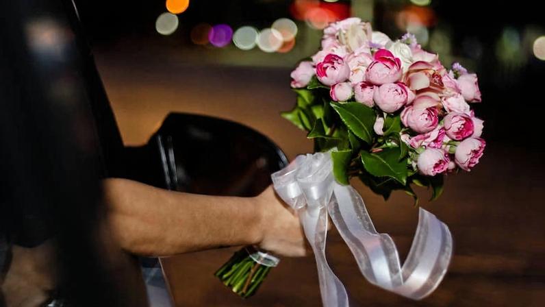 Buquê de flores de uma noiva logo após o casamento