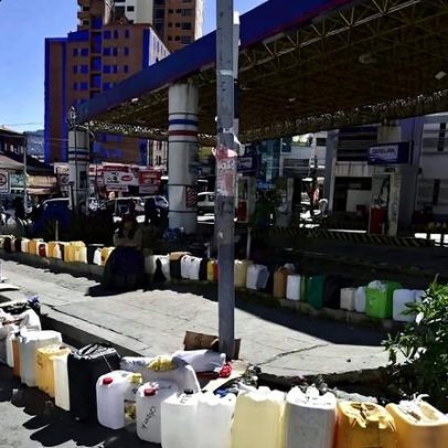Professora transforma carro em sala de aula durante fila de gasolina em La Paz