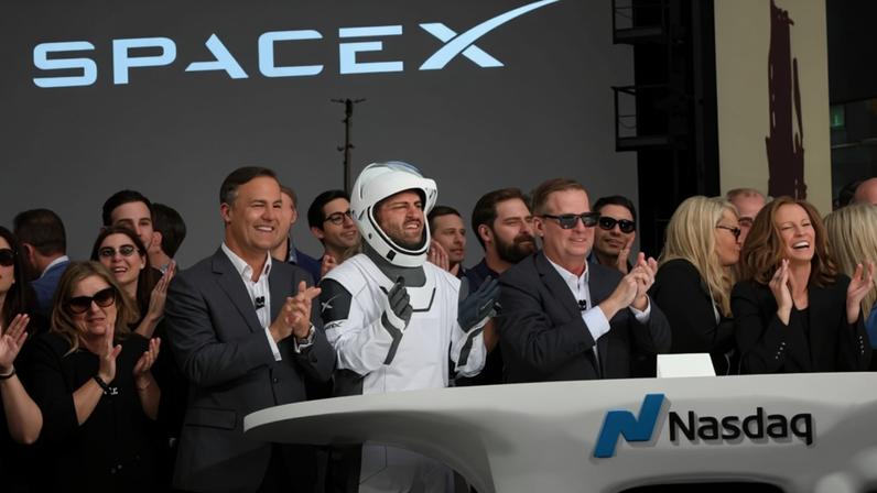 Funcionários da SpaceX comemoram a entrada das ações da empresa na Nasdaq, em Nova York, no dia 12 de junho de 2026.