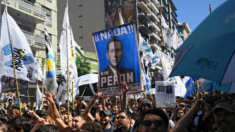 Manifestantes com cartaz do ex-presidente argentino Juan Domingo Perón durante protesto dos 50 anos do início da ditadura argentina, em Buenos Aires