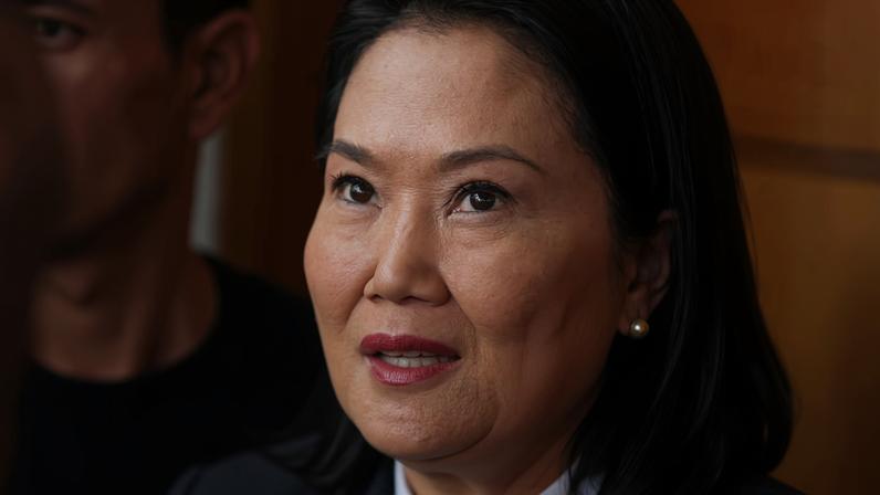 Keiko Fujimori fala com jornalistas em Lima enquanto apuração de votos continua na acirrada disputa pela Presidência do Peru