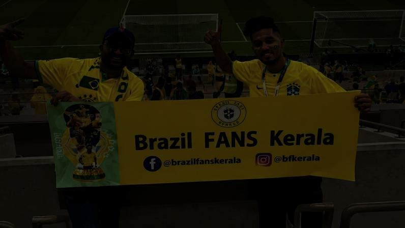 Nazar Pattithadam (à esquerda), criador da página Brazil Fans Kerala, em jogo da seleção brasileira, na Copa do Mundo de 2022, no Qatar
