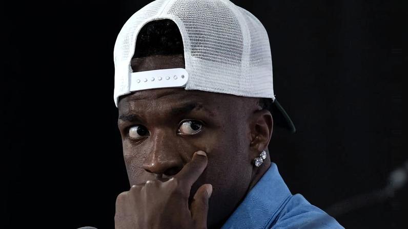O jogador Vinicius Junior durante entrevista em New Jersey - Eduardo Anizelli / Folhapress