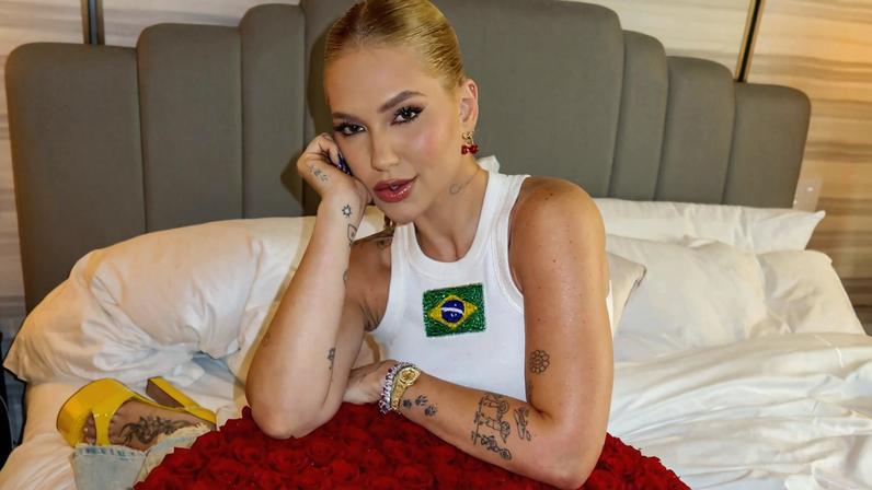Virginia ganha buquê de Dia dos Namorados