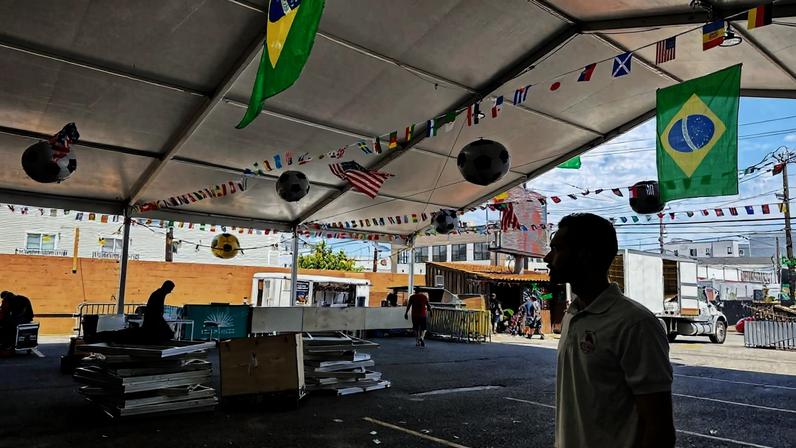 Kalani Mubarak, gerente do restaurante Boi Na Brasa, em Newark, se prepara para a presença de um grande número de torcedores durante a Copa, mas teme o efeito contrário devido ao ICE