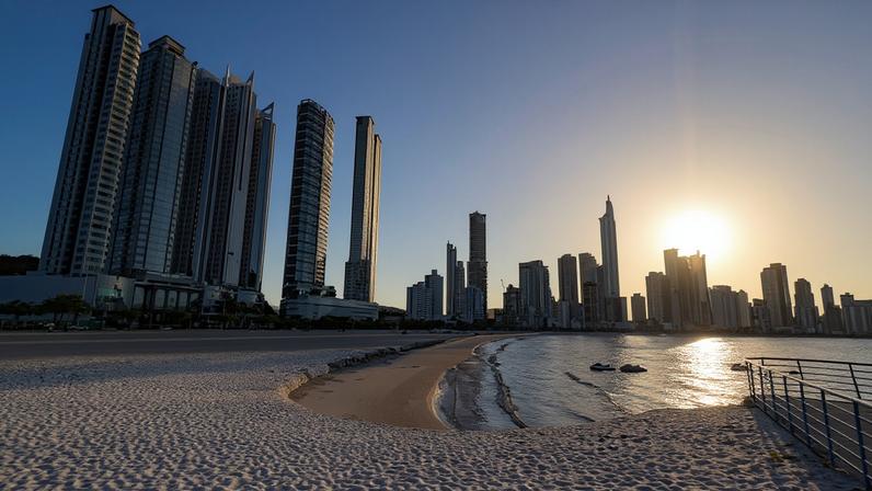 Arranha-céus espelhados fazem parte da paisagem em frente à Praia Central de Balneário Camboriú.