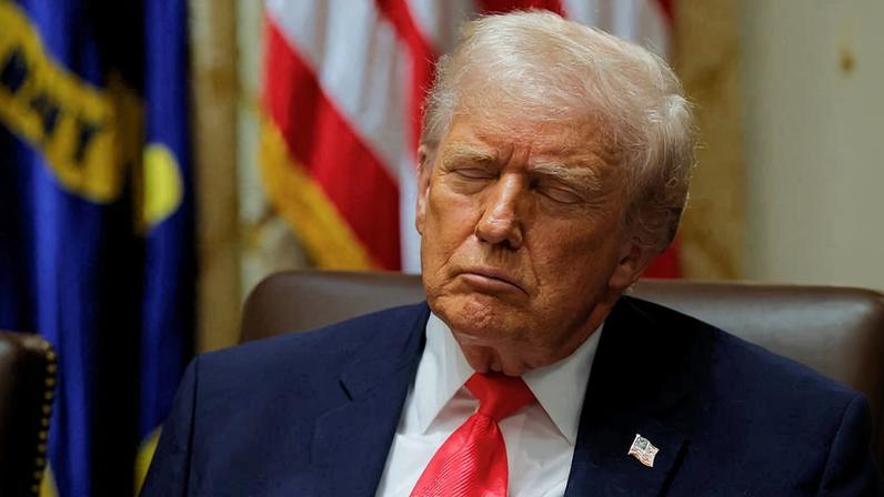 O presidente dos EUA, Donald Trump, aparenta dormir em reunião na Casa Branca; imagens do mandatário de olhos fechados viraram combustível para questionamentos sobre condição de governar