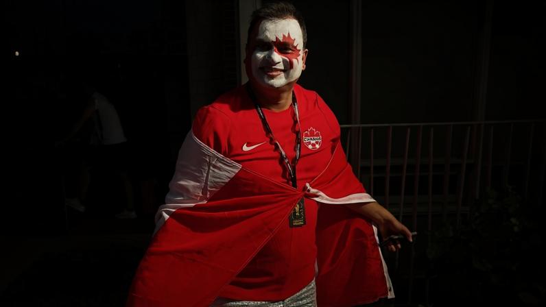 Com as cores do Canadá, Mayur Monchero lamentou o empate com a Bósnia, em Toronto, mas destacou o bom futebol da seleção