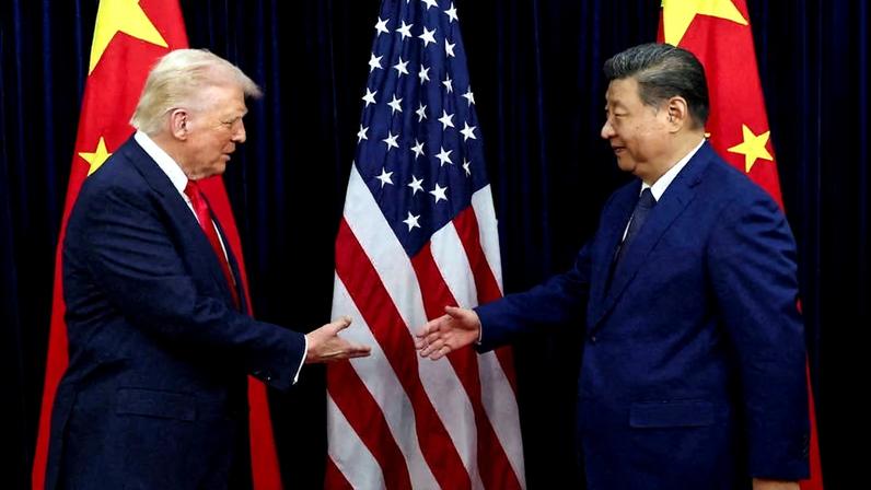 Os presidentes dos EUA, Donald Trump, e da China, Xi Jinping, durante encontro bilateral na Coreia, em 2025