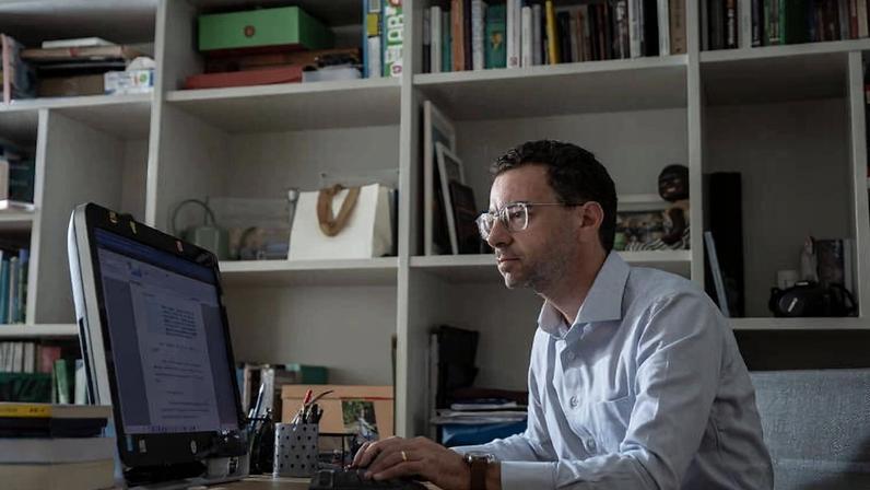 O juiz em São Paulo Roberto Luiz Corcioli Filho, 43, que organizou fluxo para uso de inteligência artificial em seu gabinete, em imagem em dupla exposição
